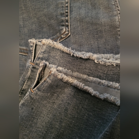 NWT. -NYDJ Women's  Capri Jeans Distressed Fringe Hem Button Fly Very Cool - Picture 6 of 6